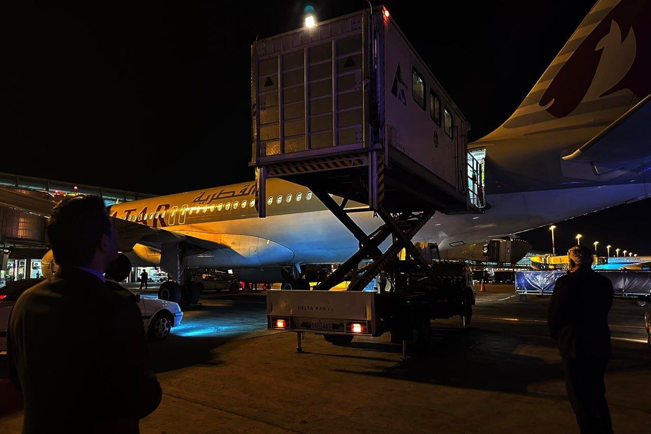 (تصاویر) نحوه انتقال ویژه صابر کاظمی به ایران با هواپیما و تجهیزات