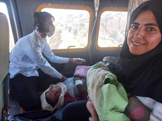 تولد نوزاد عجول در بالگرد اورژانس + عکس