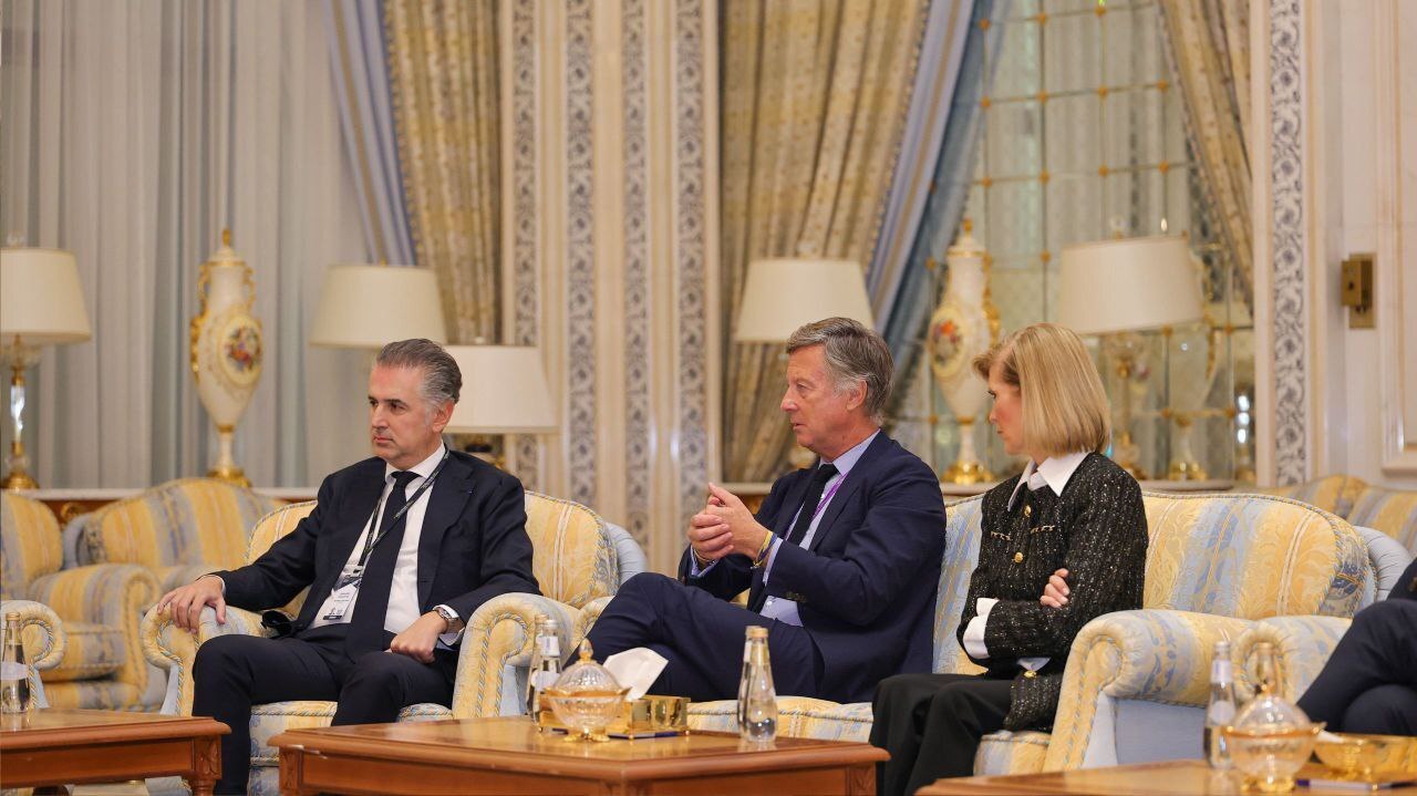 (عکس) نشست احمد الشرع با سرمایه گذاران جهانی در ریاض (عکس) نشست احمد الشرع با سرمایه گذاران جهانی در ریاض