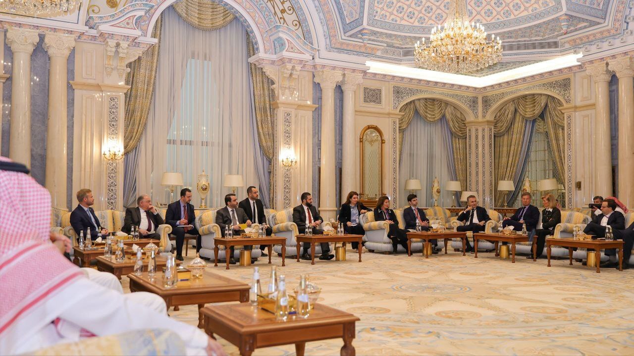 (عکس) نشست احمد الشرع با سرمایه گذاران جهانی در ریاض (عکس) نشست احمد الشرع با سرمایه گذاران جهانی در ریاض