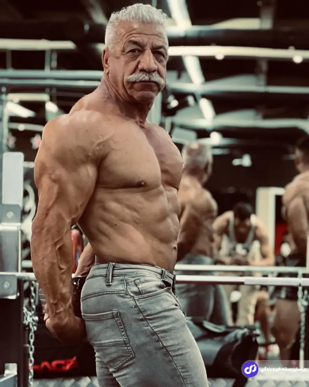 محمود زارع؛ بدنساز ایرانی ۶۶ ساله اهل استان فارس و معروف به «محمود تابلو» که ۶۰ مدال داخلی و جهانی دارد و معروفترین بدنساز پیشکسوت جهان است محمود زارع