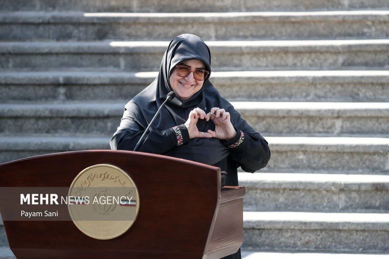 ژست عجیب فاطمه مهاجرانی برای خبرنگاران