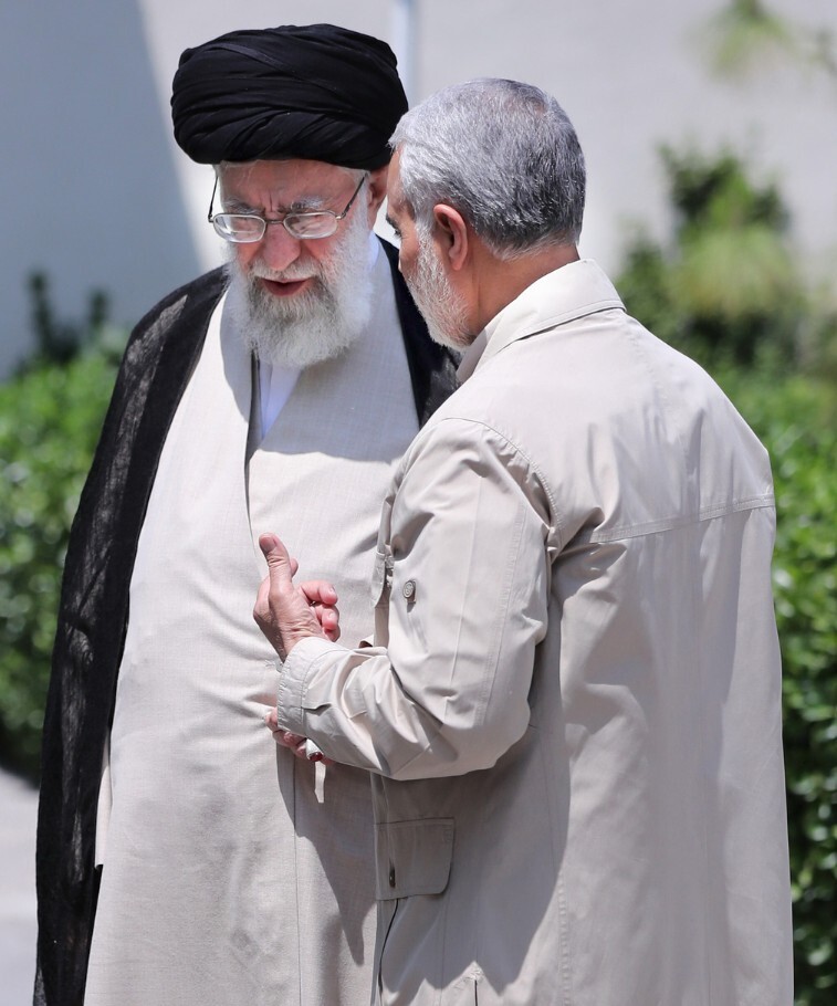 تصاویر کمتر دیده شده از سردار سلیمانی و رهبر انقلاب در حیاط بیت رهبری در دهه 90