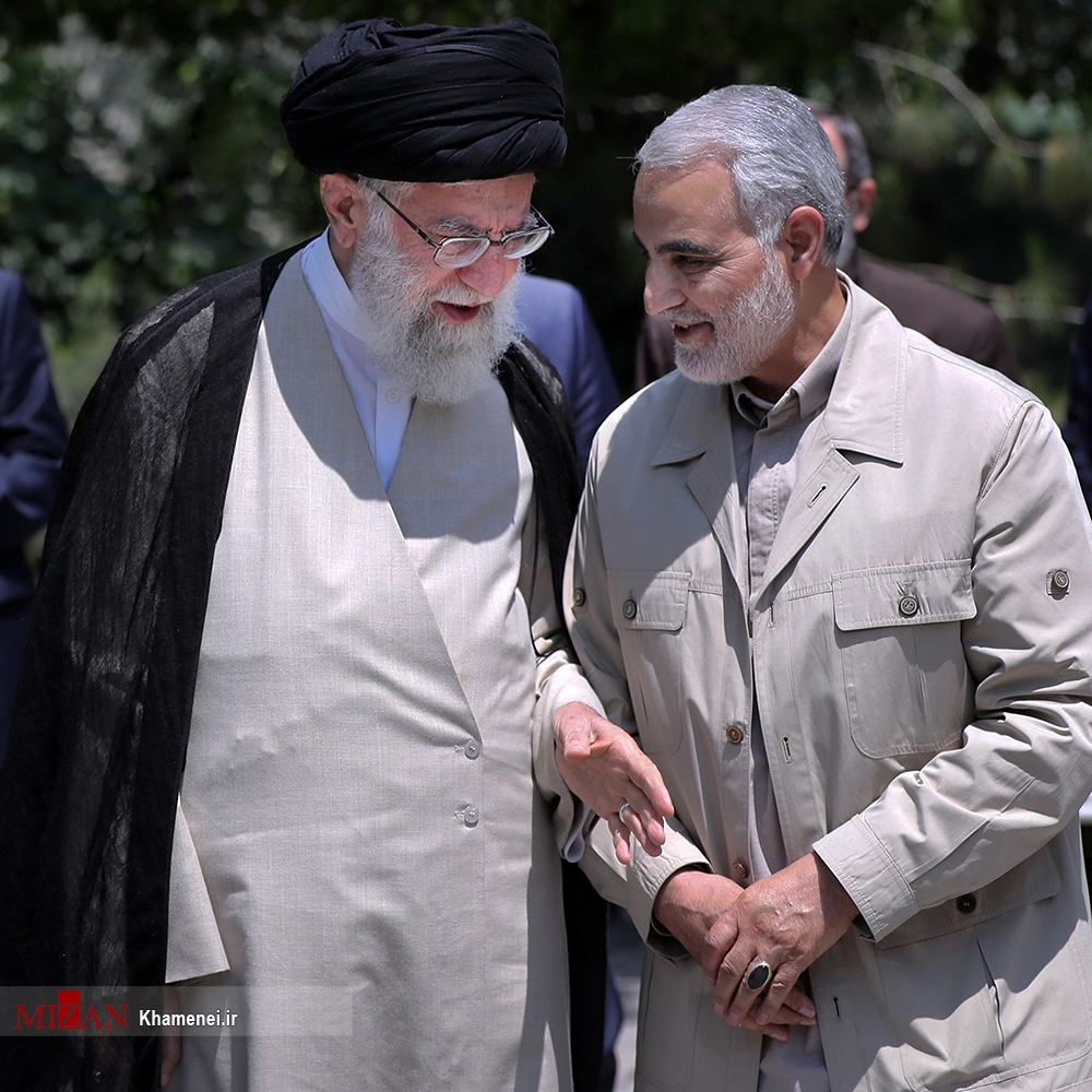 تصاویر کمتر دیده شده از سردار سلیمانی و رهبر انقلاب در حیاط بیت رهبری در دهه 90