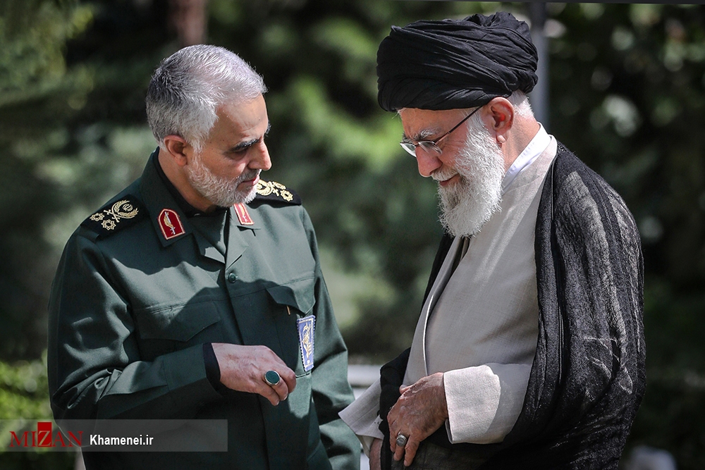 تصاویر کمتر دیده شده از سردار سلیمانی و رهبر انقلاب در حیاط بیت رهبری در دهه 90