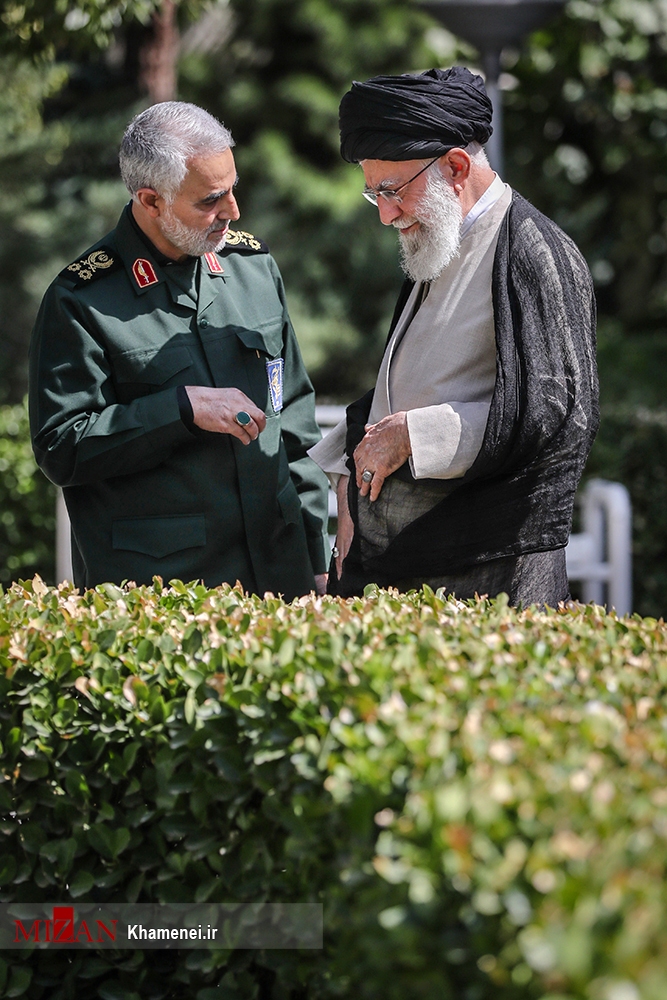 تصاویر کمتر دیده شده از سردار سلیمانی و رهبر انقلاب در حیاط بیت رهبری در دهه 90