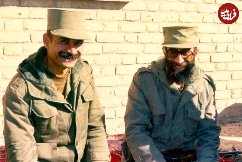 عکسی دیده نشده از رهبر انقلاب با لباس رزم در کنار فرمانده ارتش