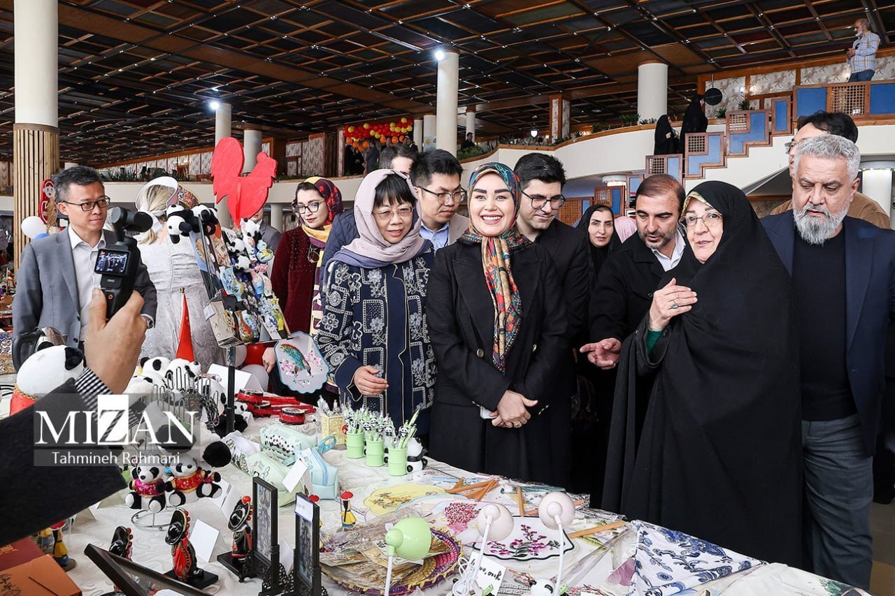 (تصاویر) هشدار تند رسانه زاکانی درباره رفتارهای همسر عراقچی (تصاویر) هشدار تند رسانه زاکانی درباره رفتارهای همسر عراقچی