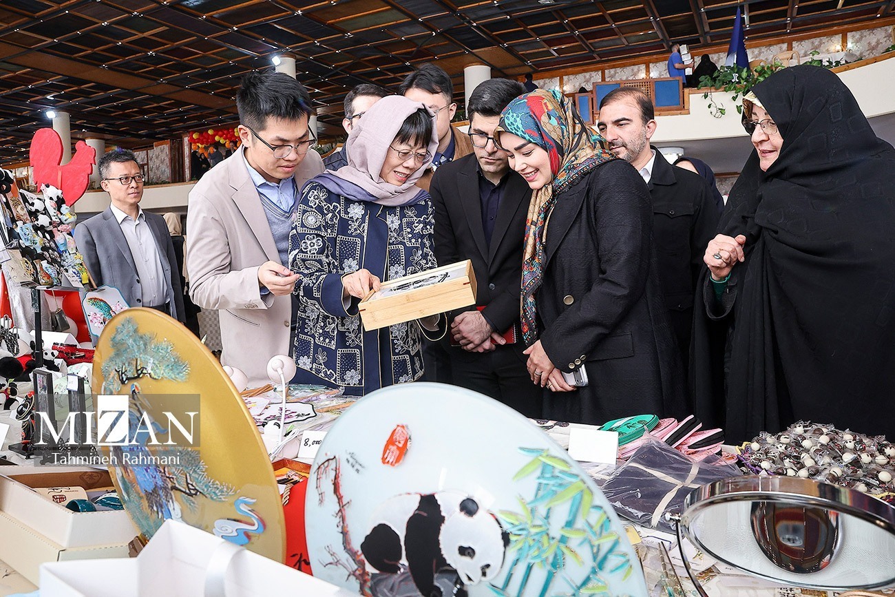 (تصاویر) هشدار تند رسانه زاکانی درباره رفتارهای همسر عراقچی (تصاویر) هشدار تند رسانه زاکانی درباره رفتارهای همسر عراقچی