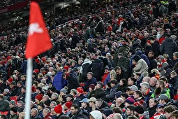 آبروی لیورپول در آنفیلد رفت / قهرمان لیگ برتر انگلیس در آستانه فروپاشی