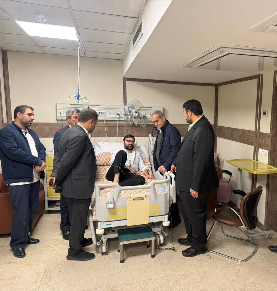 سقاب اصفهانی هم در بیمارستان بستری شد؛ پزشکیان به دیدارش رفت