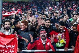 (ویدئو) چند ساعت مانده به بازی، درگیری بین سکوهای پر‌سپولیس و استقلال شروع شد!