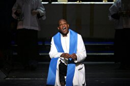 خواننده مشهور با ضربات چاقو در خانه‌اش کشته شد