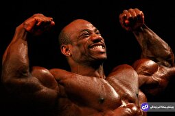 دکستر جکسون؛ بدنساز افسانه‌ای معروف به «تیغ» و نفر اول مسترالمپیا ۲۰۰۸ که رکورددار قهرمانی آرنولد کلاسیک و حضور در مسترالمپیاست و تا ۵۰ سالگی مسابقه می‌داد!