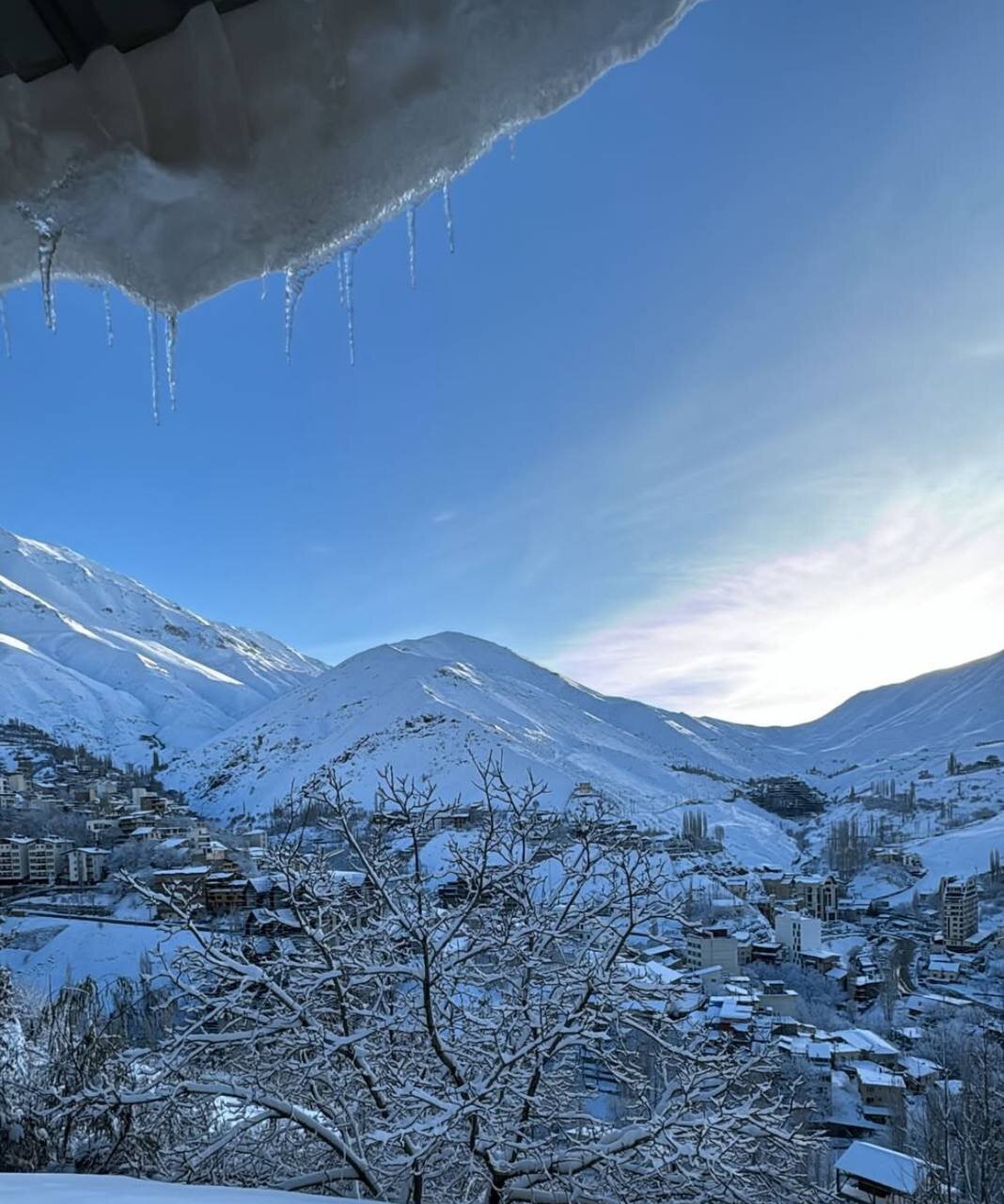 تصاویری از بارش برف سنگین در شمشک