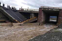 فیلمی عجیب از وضعیت مسیر کهنوج ـ بندرعباس در استان کرمان؛ سیل از کوه سرازیر شد