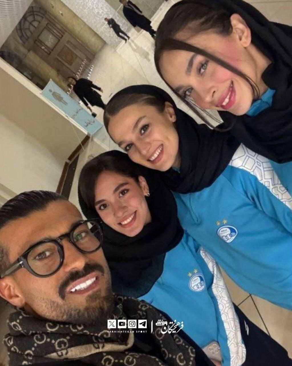 عکس | سلفی رامین با دختران استقلالی در مراسم «هشتادمین یلدای استقلال»