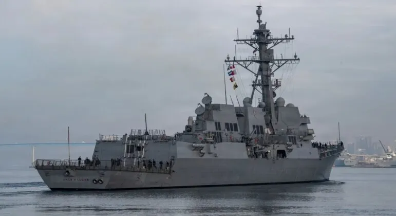 آمریکا برای مقابله با ایران از یک ناوشکن رونمایی کرد آمریکا برای مقابله با ایران از یک ناوشکن رونمایی کرد