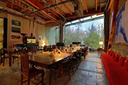 کافه کریسمسی در تهران که این روز‌ها حسابی شلوع شده است