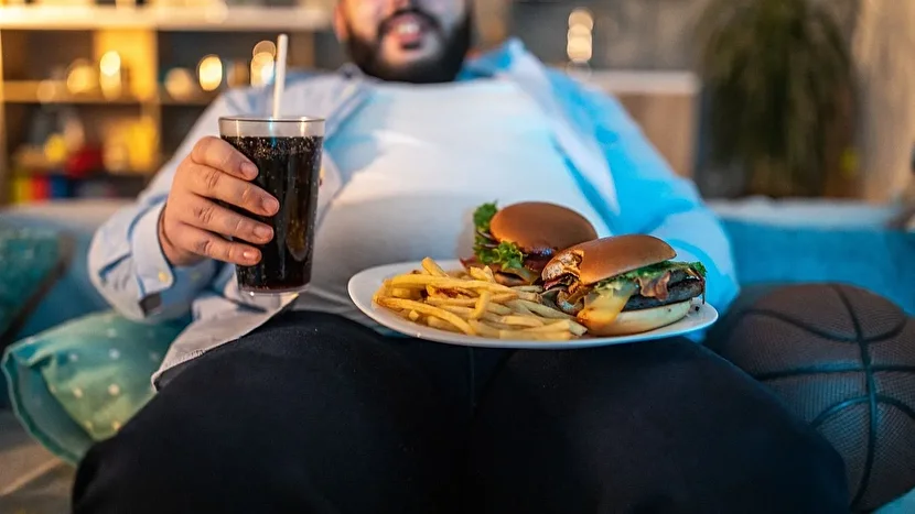 اینفلوئنسر روس پس از «چالش» خوردن ۱۰ هزار کالری در روز جانش را از دست داد