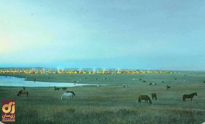 
اردوگاه قبیله‌ای سیاه‌پا با اسب‌های چراگاه. مونتانا اوایل دهه ۱۹۰۰. رنگی‌شده با سرسره فانوس شیشه‌ای توسط والتر مک کلینتاک.