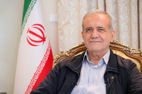 (ویدیو) تهدید پزشکیان به قتل توسط یک مداح: آقای رییس‌جمهور! ما می‌دانیم و تیغ و حلقوم شما