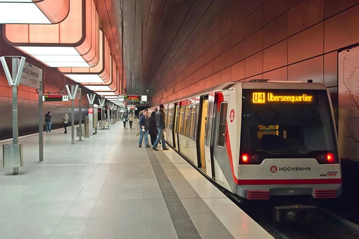 (تصاویر) تل دختر ایرانی در متروی هامبورگ