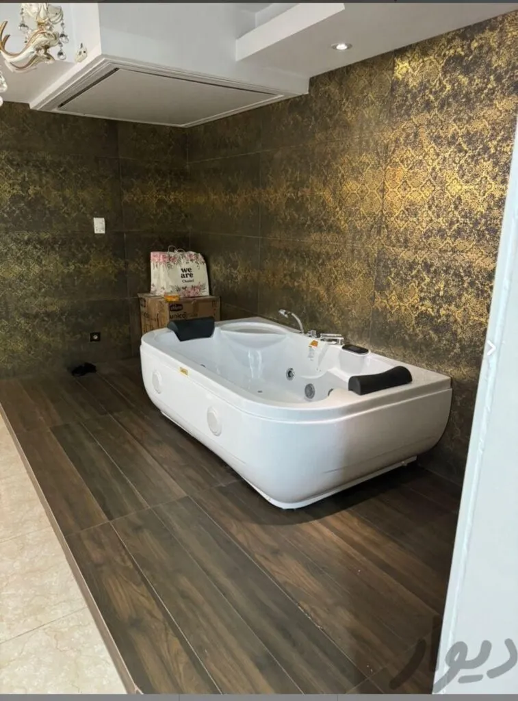 عکس | جکوزی وسط پذیرایی؛ جنون‌آمیزترین چیدمان ممکن!