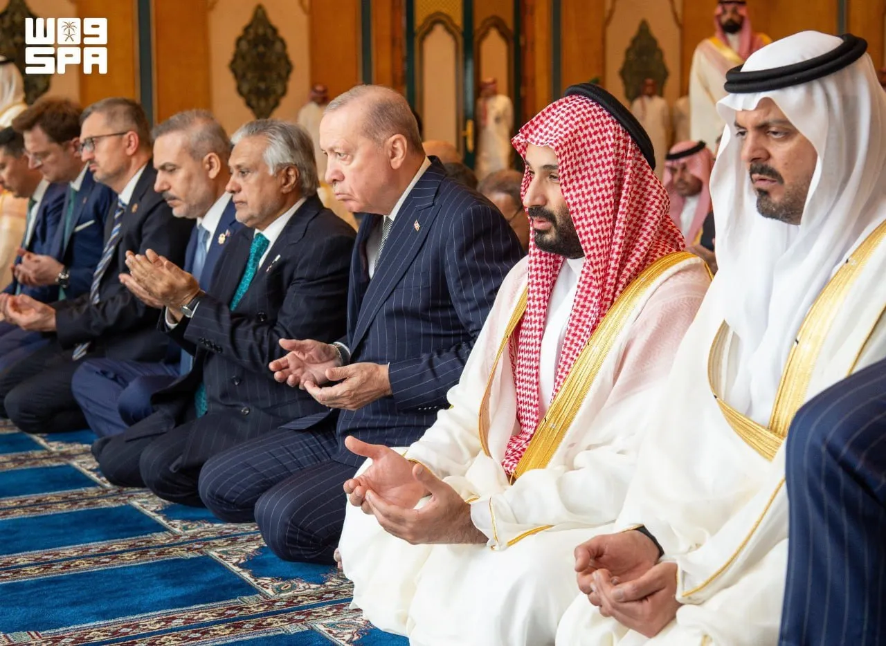 اردوغان، بن‌سلمان و شهباز شریف پس از امضای توافق دفاعی در مسجدالحرام نماز جمعه خواندند