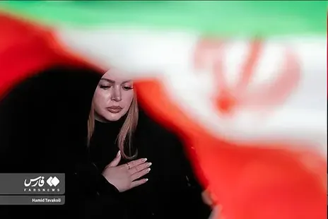 تصویر متفاوت از یک زن در تجمعات در تهران