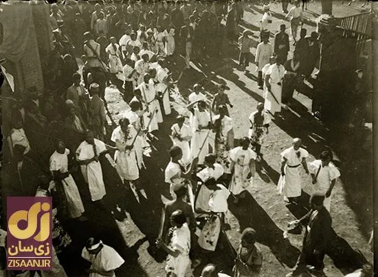 (ویدئو) فیلم رنگی از محرم ۱۰۰ سال پیش؛ صدای واقعی نوحه خواندن و سینه زدن مردم تهران را بشنوید!