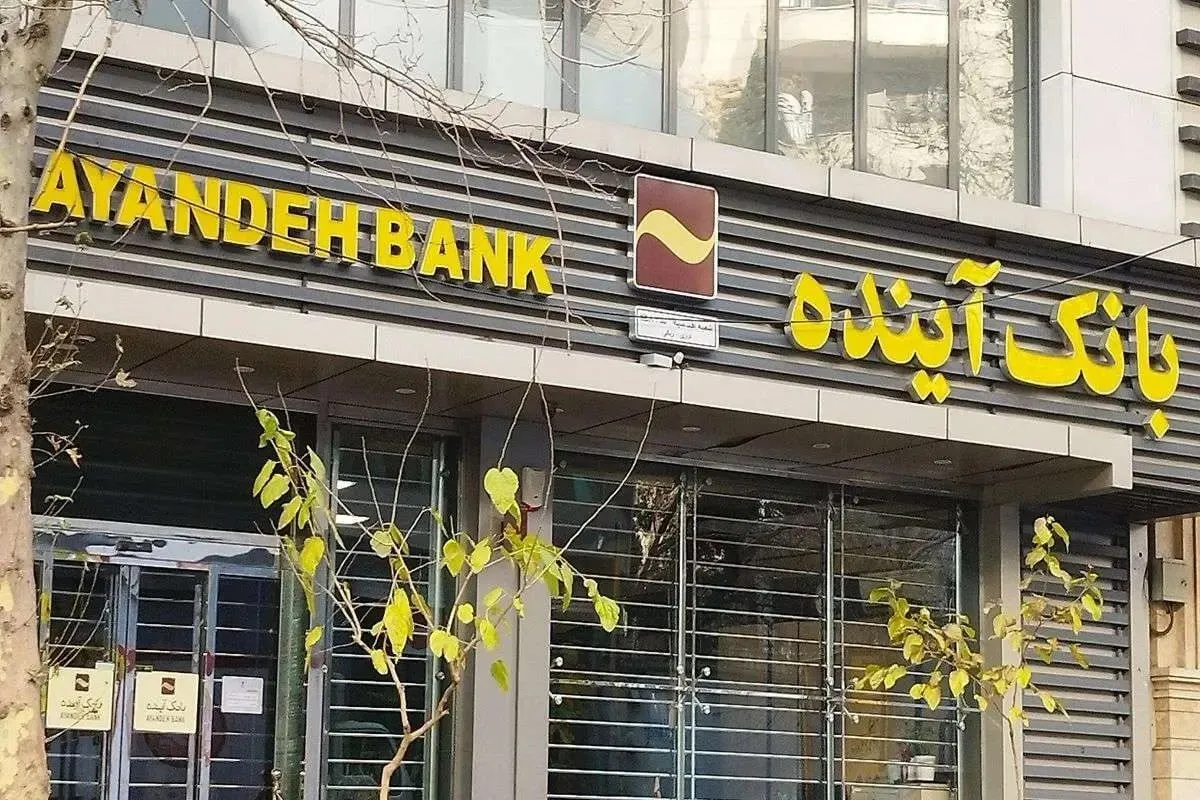 ادعای ثابتی؛ مالک بانک آینده از کشور خارج شد؟!