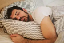 قانون خواب «۷:۱» چیست و چطور می‌تواند تا چهار سال عمر را طولانی‌تر کند؟