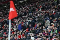 آبروی لیورپول در آنفیلد رفت / قهرمان لیگ برتر انگلیس در آستانه فروپاشی