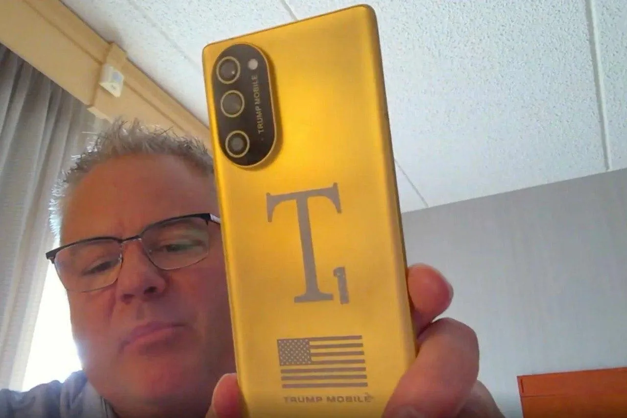 (تصاویر) اولین تصاویر واقعی از گوشی اختصاصی ترامپ