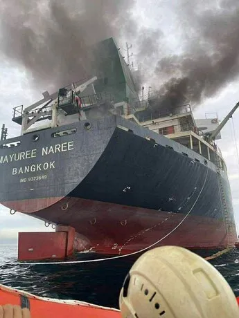 کشتی آسیب دیده در تنگه هرمز