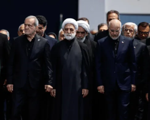 (ویدئو) سران قوا در صف اول اقامه نماز بر پیکر رهبر شهید