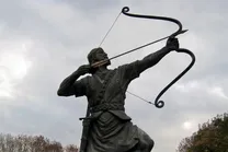 مجسمه «آرش کمانگیر» در کرمان رونمایی شد