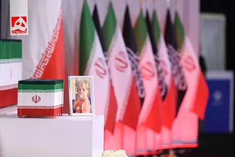 تصاویری از پیکر نوه رهبر شهید در کنار پیکر مطهر ایشان
