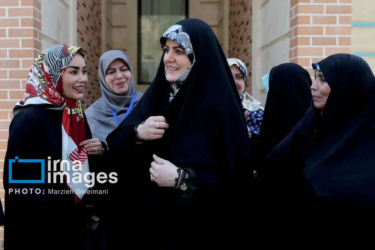 حضور دختر پزشکیان، همسر عراقچی و فاطمه مهاجرانی در یک نمایشگاه حضور دختر پزشکیان، همسر عراقچی و فاطمه مهاجرانی در یک نمایشگاه