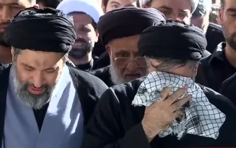 (ویدئو) اشک‌های فرزندان رهبر شهید انقلاب سید مصطفی، سید میثم و سید مسعود در لحظات اقامه نماز
