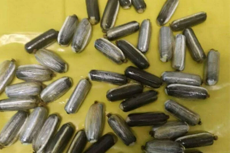 کشف ۳ کیلو هروئین از معده دو مسافر در فرودگاه مشهد