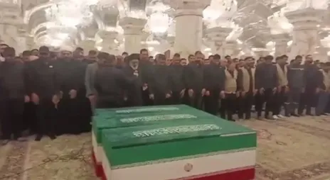 (ویدیو) اقامه نماز بر پیکر رهبر شهید در حرم حضرت علی