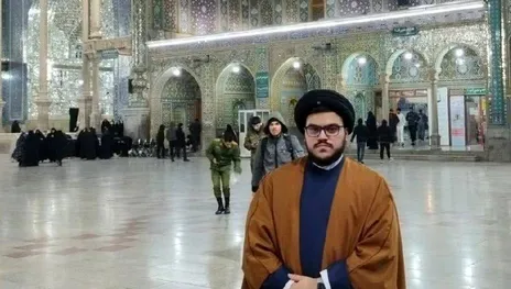 تصویری از فرزند شهید سید حسن نصر الله در مراسم وداع با رهبر شهید +عکس