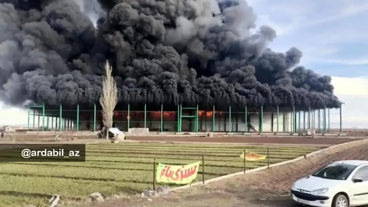 ماجرای دود مهیب آسمان اردبیل چه بود؟ سردخانه در حال احداث آتش گرفت