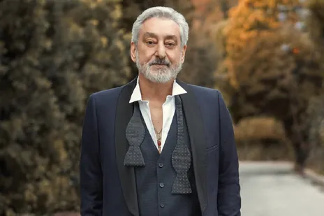 تلاش ابی برای بوسیدن دست نگار عشق ابدی خبرساز شد