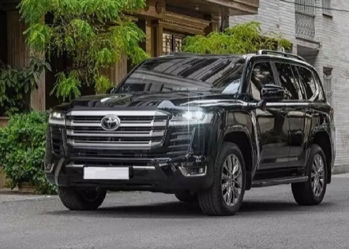 خودروی لندکروز ۲۰ میلیارد تومانی توقیف شد