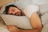 قانون خواب «۷:۱» چیست و چطور می‌تواند تا چهار سال عمر را طولانی‌تر کند؟