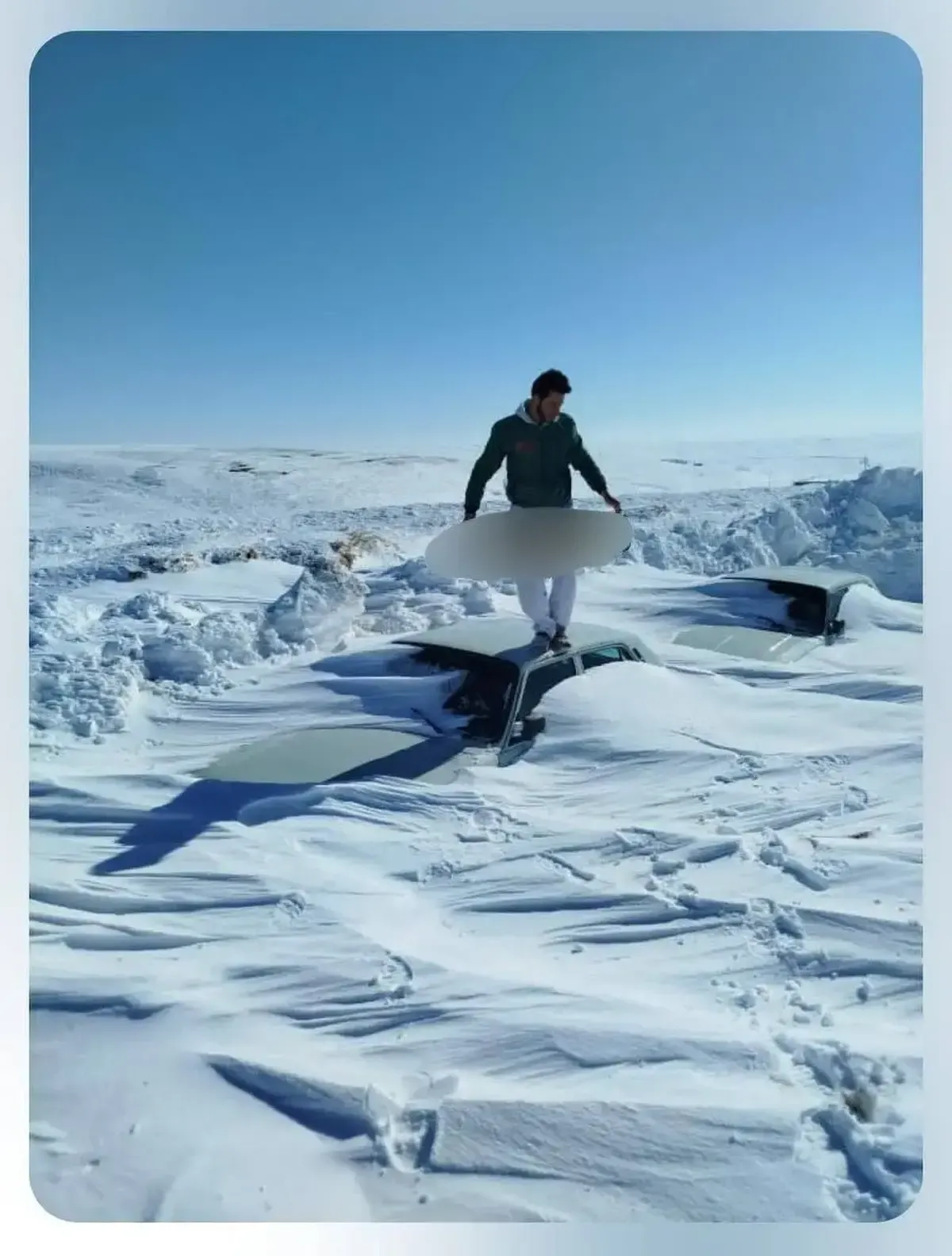 عکس باورنکردنی از محاصره خودرو‌ها در برف در محور تکاب - سقز