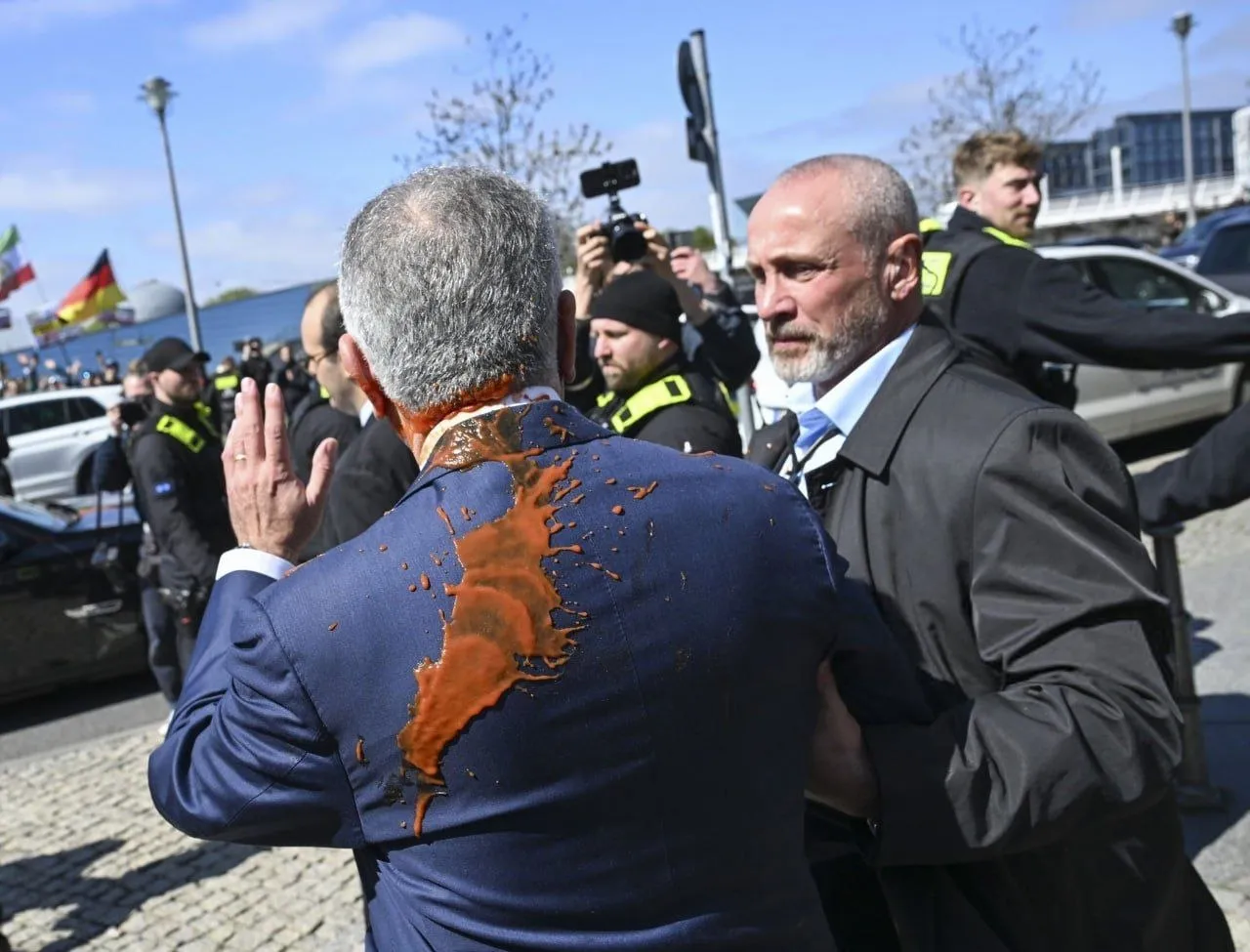 حمله با سس گوجه به قالیباف